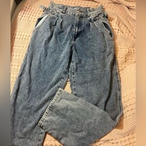 Retro high waisted wide legged jeans. So cute!